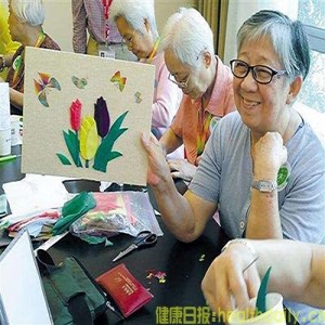老年人想延缓衰老要多动手、多动脑