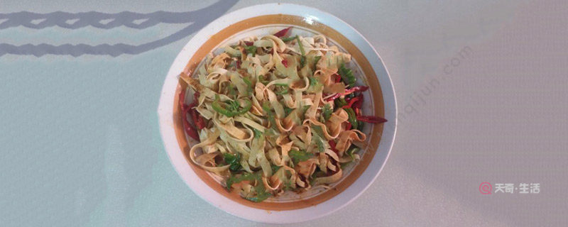 青椒豆腐皮家常做法 青椒豆腐皮怎么做(图1) 青椒豆腐皮家常做法